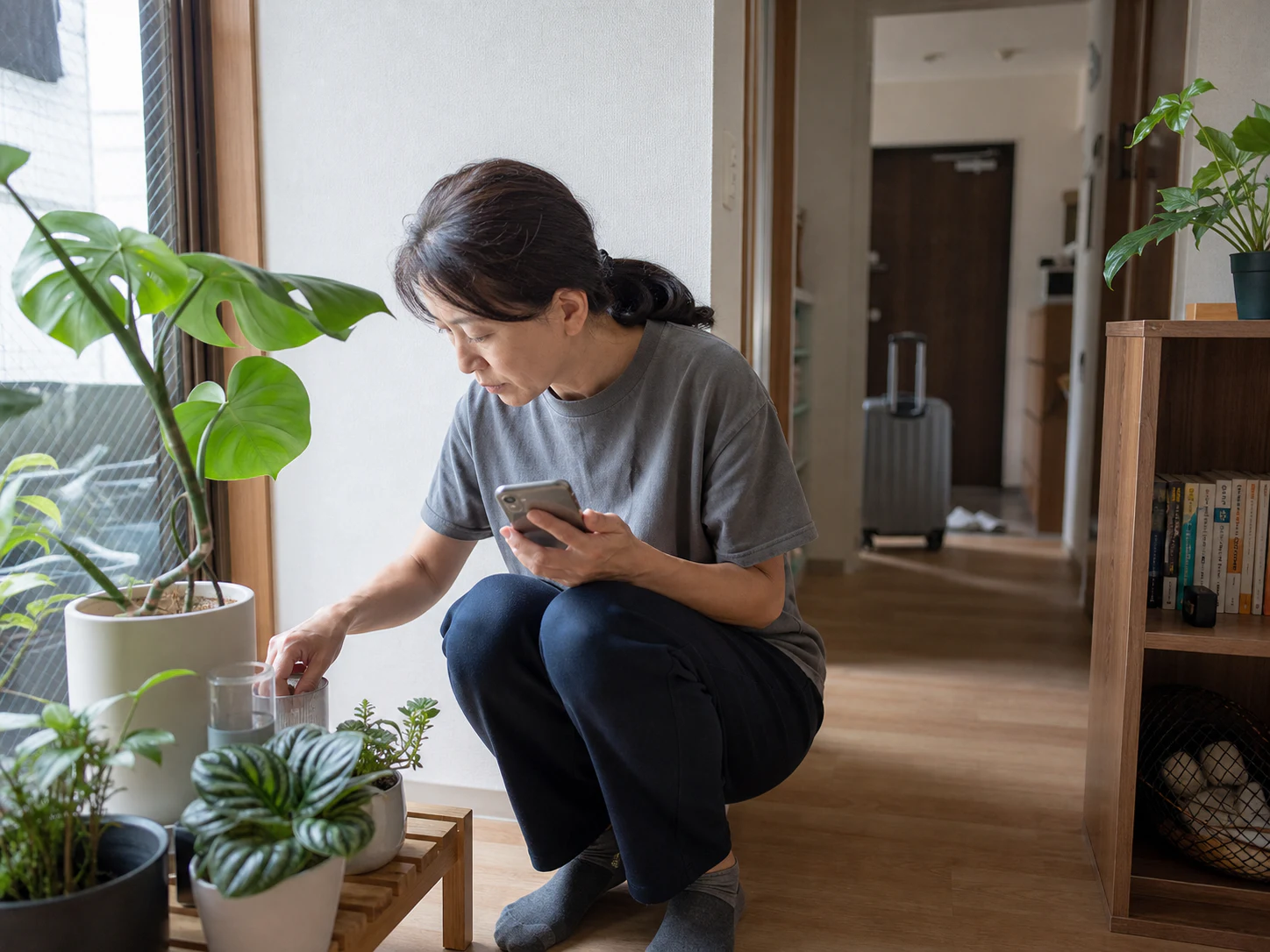 家族が観葉植物の土と水量を確認する場面